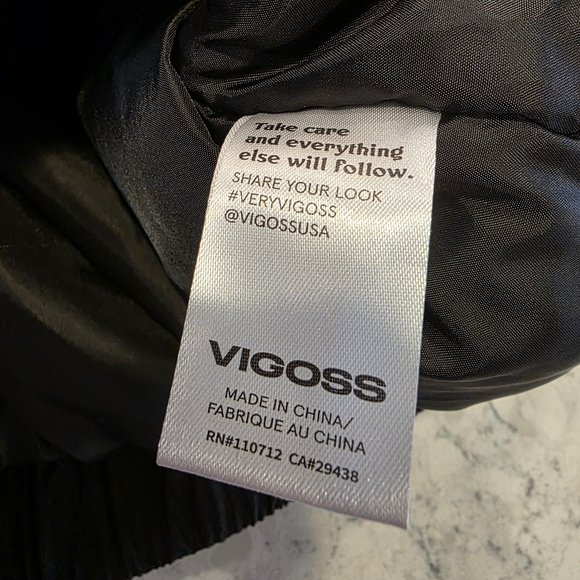 Vigoss Cropped Puffer Hooded Jacket Black Size XL NWT! - Picture 8 of 16